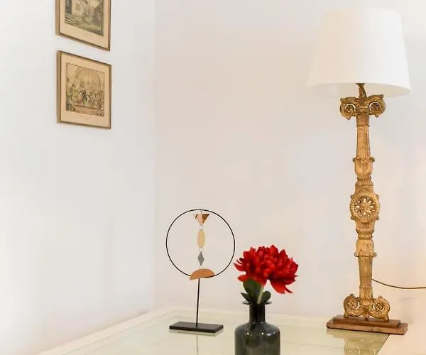 In Style: 1br With Vintage Touches And Balcony