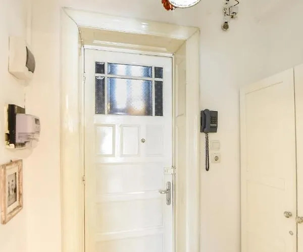 Lejlighed In Style: 1br With Vintage Touches And Balcony *